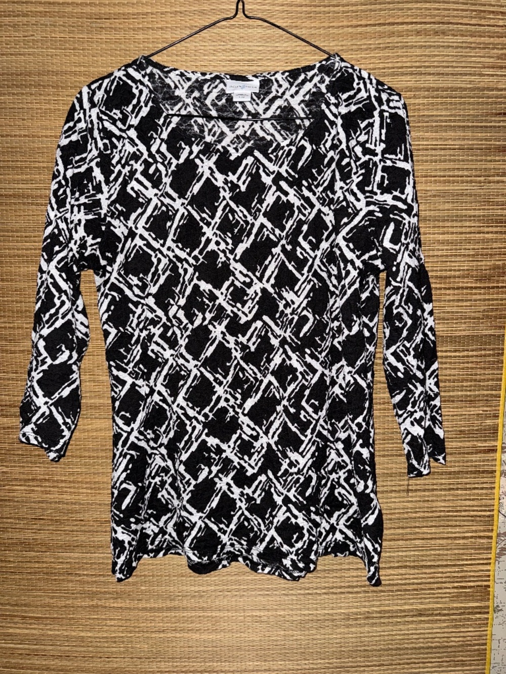 Jaclyn Smith Black and White Stretchy 3/4 Sleeve 57% Cotton Top Size Large
